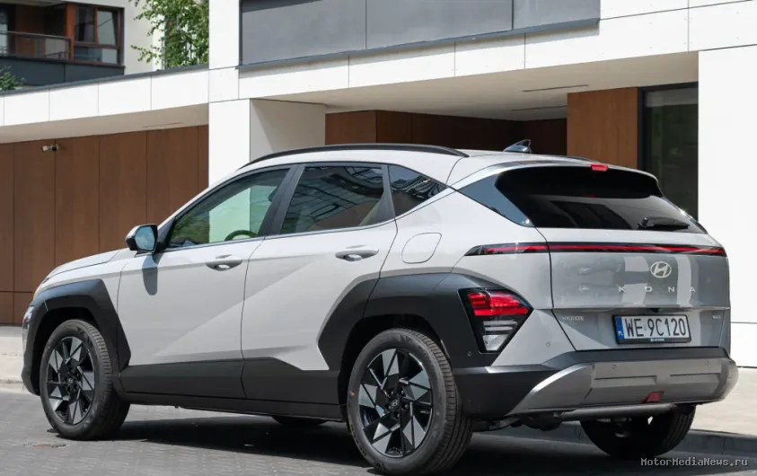 Hyundai Kona 2024 вид сбоку