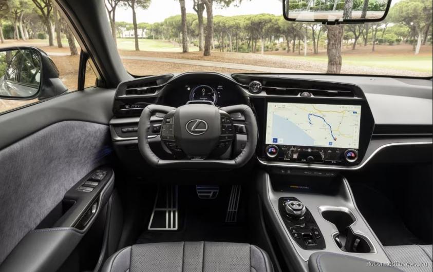 Интерьер версии RZ550e с рулем в форме штурвала