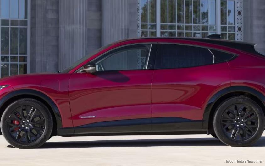 2025 Ford Mustang Mach-E боковая часть