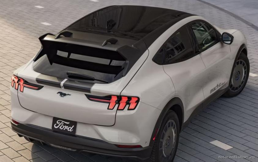 Двухцветный Ford Mustang Mach-E вид сверху