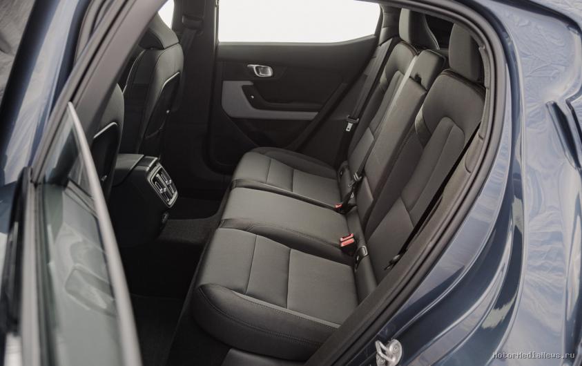 Просторный задний ряд сидений Polestar 2 2025