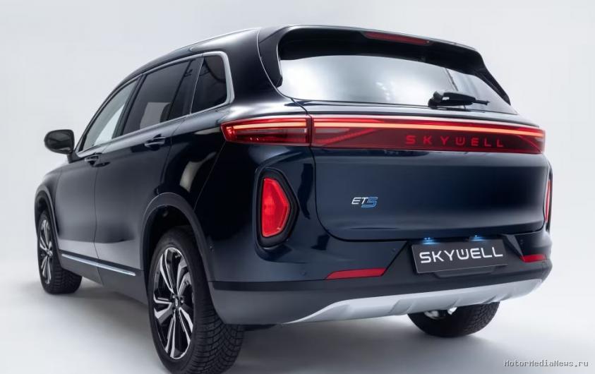 Skywell ET5 с широкой задней оптикой