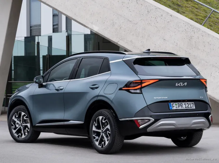Kia Sportage Hybrid 2023 вид сбоку