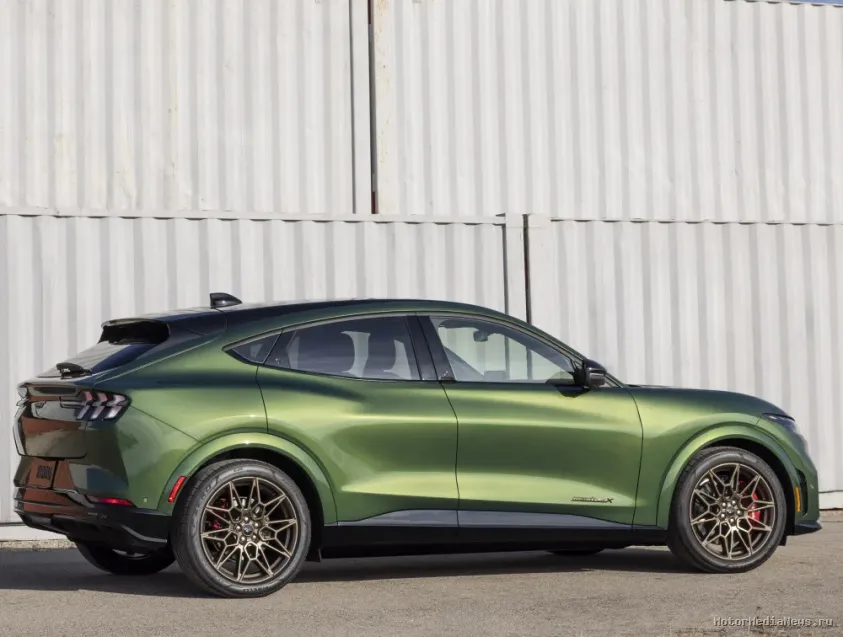2024 Ford Mustang Mach-E Пакет Bronze Appearance вид сбоку